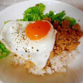 三十雑穀　そぼろ目玉丼